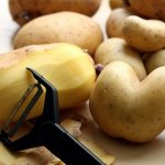 Sparschäler mit Kartoffeln